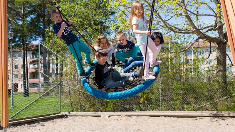 Barn i en repgunga. Barn i en repgunga.