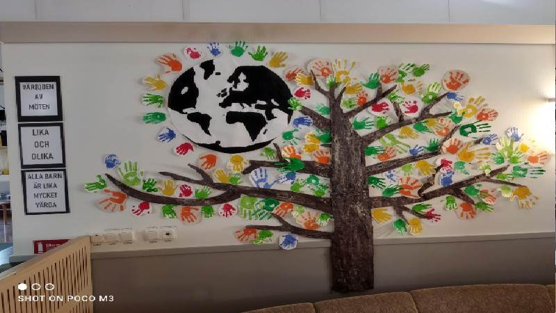 Kastanjens träd gjort av alla Kastanjens barn och pedagoger 🙂  Vi är olika med ändå lika. Alla barn är lika mycket värda Träd mångfald